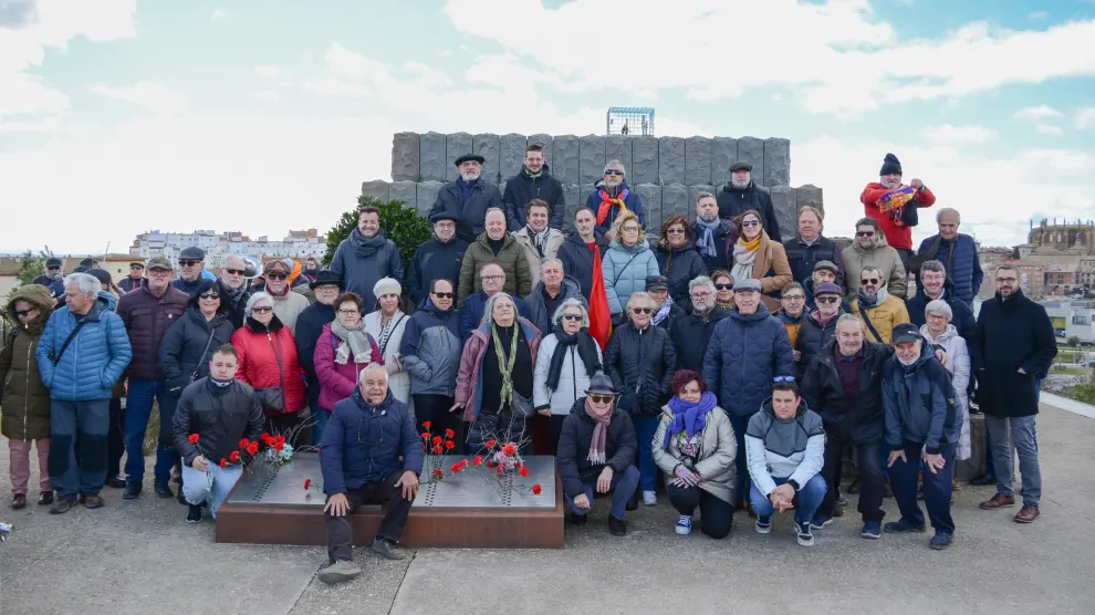 Foto de los asistentes al acto en el Monumento del Parque Mártires de la Libertad de Huesca este domingo.