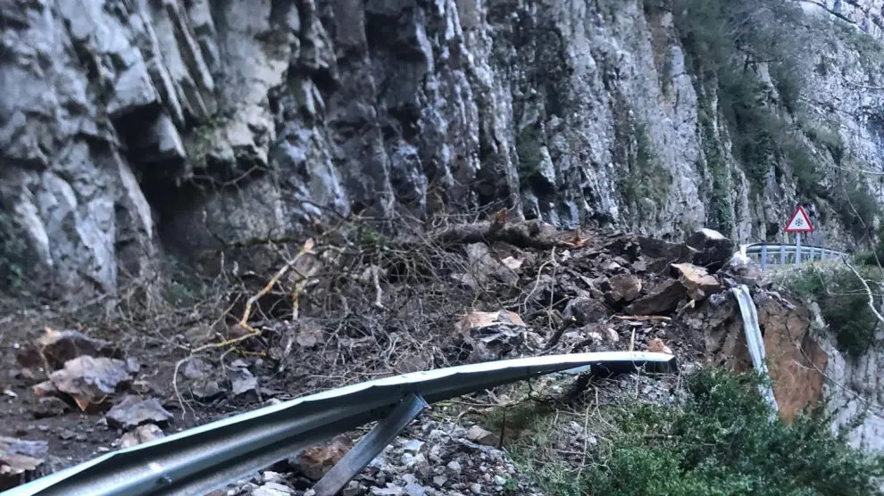 Desprendimiento de rocas en la carretera de la Foz de Biniés