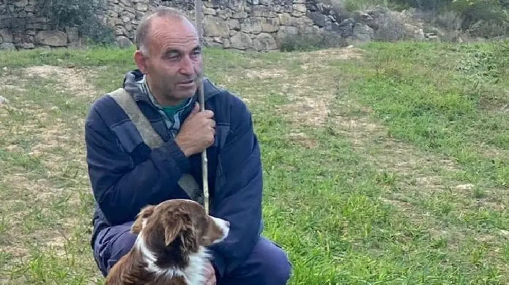 El pastor y presidente de la ABCT Teruel, Juan Ramón Buj, con dos de sus perros Border Collie.
