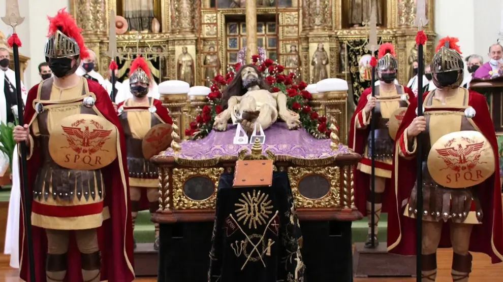 Los Alabarderdos custodian la imagen del Cristo VOT (Venerable Orden Tercera).