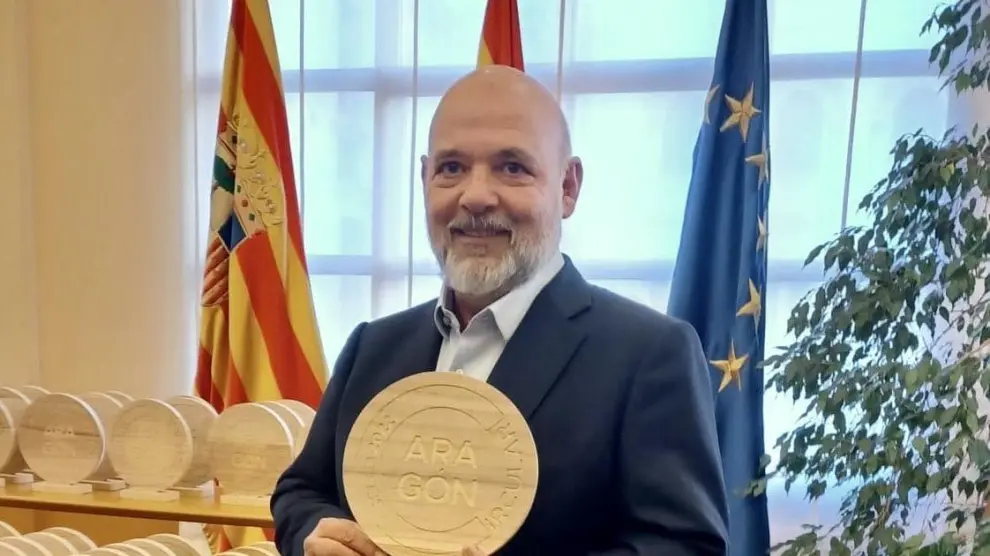 J.Ignacion Heredero, gerente de Aquara, recogiendo el sello Aragón Circular