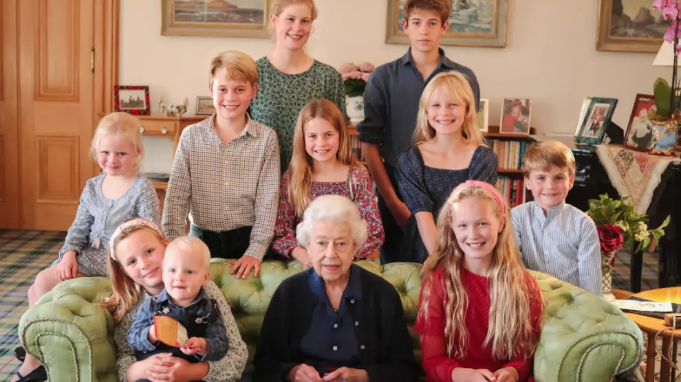 La foto de Isabel II con sus nietos también manipulada
