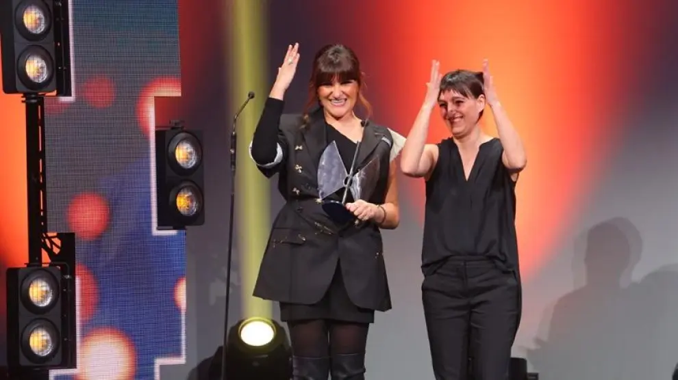 Rozalén, este martes, con su Premio Glñobal; junto a ella, su amiga Bea, intérprete de signos.