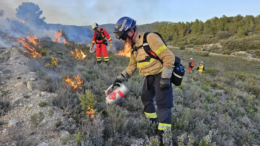 Un miembro del Grupo de Actuaciones Forestales (GRAF) de Cataluña, junto a un miembros de la Unidad Militar de Emergencias en el campo de San Gregorio en los ejerciicos de quemas prescritas.