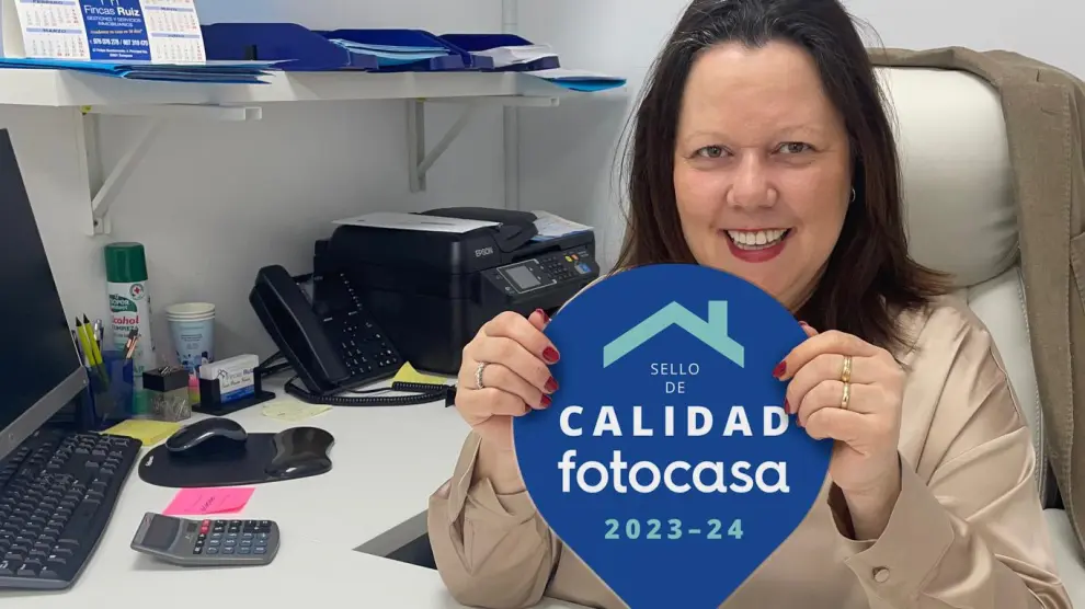 Yolanda Ruiz con el Sello de Calidad de Fotocasa.
