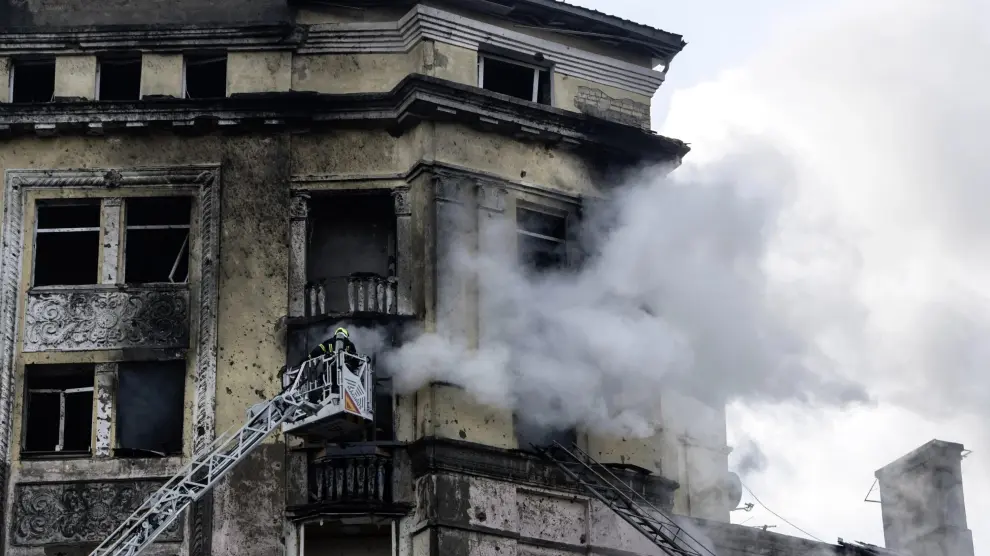 Bomberos ucranianos extinguen el fuego de un edificio destrozado por un misil ruso, este jueves en Kiev -FOTODELDÍA- UCRANIA RUSIA GUERRA