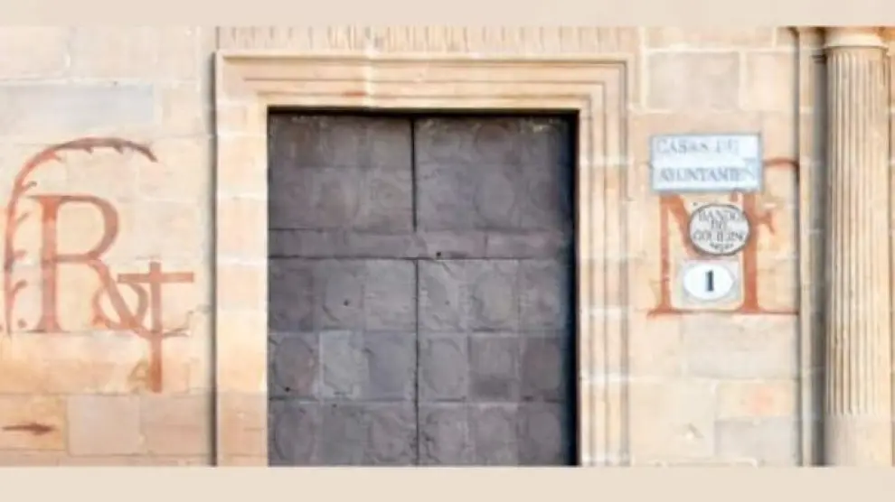 Inicio de la inscripción en la fachada del Ayuntamiento de Alcañiz.