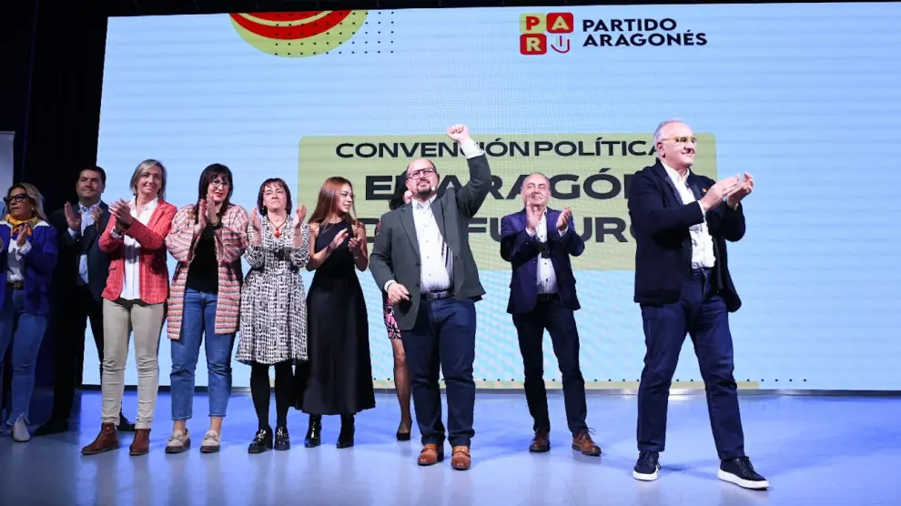 El diputado y hasta ahora secretario general del PAR, Alberto Izquierdo (con el brazo levantado), y cargos del partido, en la clausura de la convención celebrada este sábado en Zaragoza.