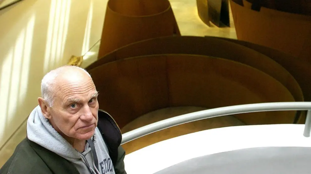 Richard Serra, en el Guggenheim de Bilbao ante una de sus obras más emblemáticas, 'La materia del tiempo'.
