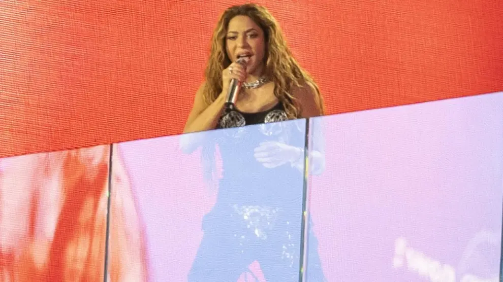 AME2867. NUEVA YORK (ESTADOS UNIDOS), 26/03/2024.- La cantante colombiana Shakira ofrece un concierto gratis este martes en Times Square, Nueva York (EE.UU.). La cantante colombiana Shakira paralizó hoy Times Square donde convocó a miles de personas, en su mayoría jóvenes de diversos países, a un concierto gratuito para presentar su nuevo disco "Las mujeres ya no lloran", que anunció poco antes del evento a través de sus redes sociales. EFE/Ángel Colmenares