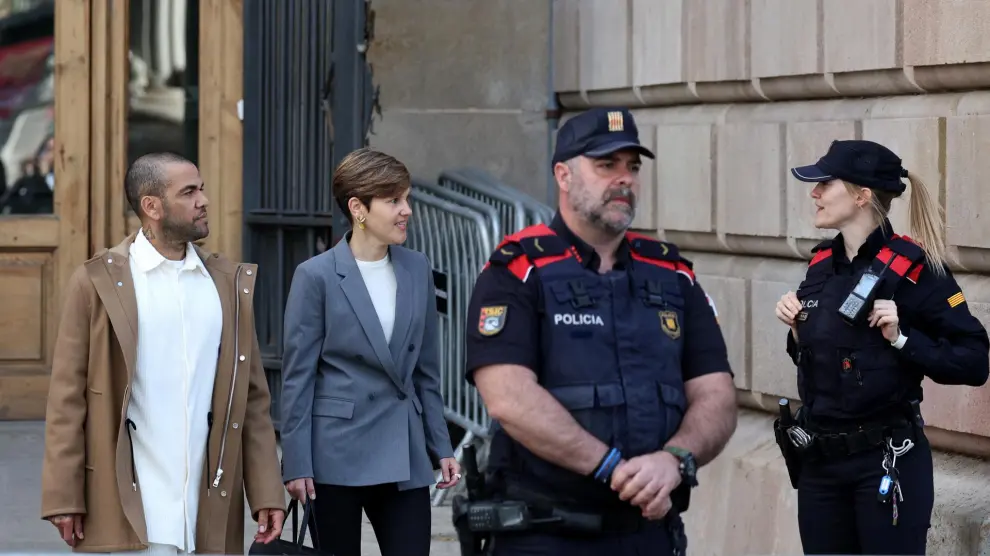 Brazilian soccer player Dani Alves leaves with his lawyer Ines Guardiola after appearing in court following his release from prison on bail in Barcelona, Spain, March 28, 2024. REUTERS/Nacho Doce [[[REUTERS VOCENTO]]]