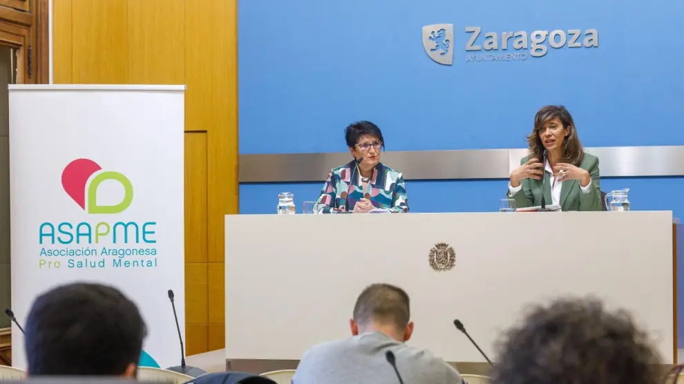 La concejal de Políticas Sociales, Marian Orós (dcha.), y la gerente de Asapme-Aragón, Ana López.