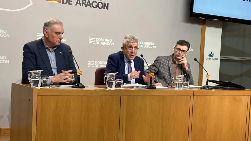 El consejero de Agricultura del Gobierno de Aragón, Ángel Samper, y los directores generales de su Departamento.