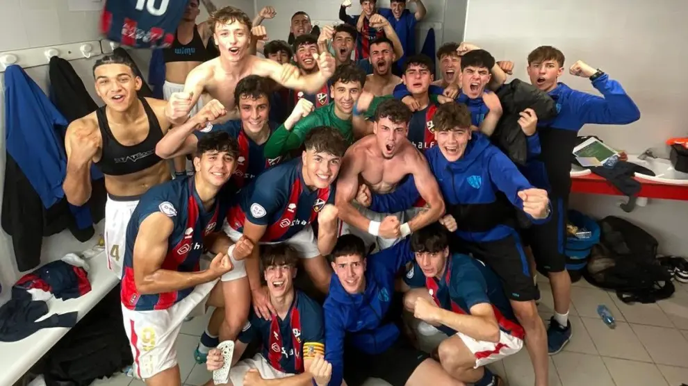 La plantilla al completo del Huesca celebra la victoria en el vestuario.