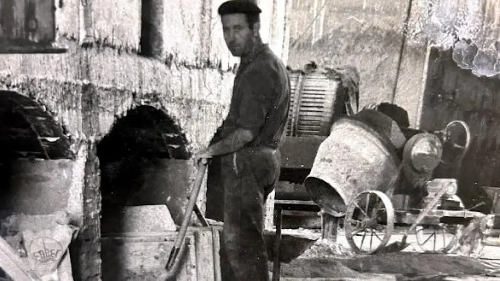 Imagen antigua de 1964 de los trabajos de construcción de depositos Cooperativa Comarcal Somontano Sobrarbe.