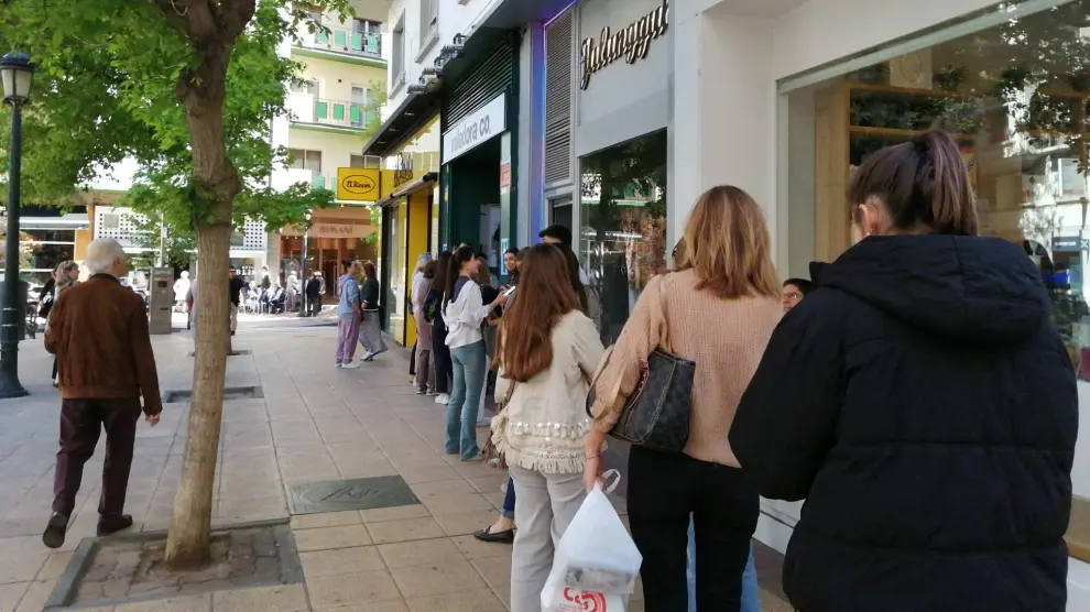 Compradores esperando antes de la apertura de la tienda pop up de Voladora en Zaragoza el segundo día.