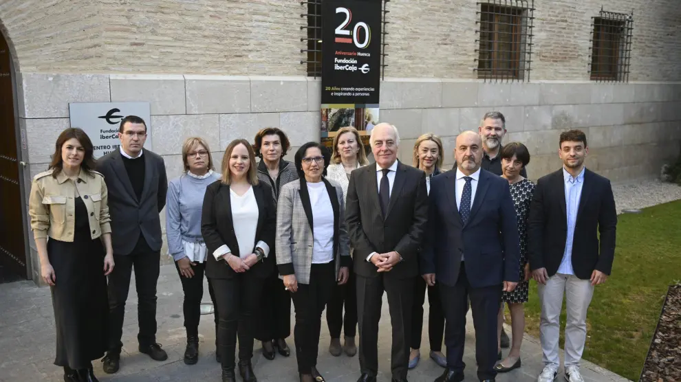 El director general de Fundación Ibercaja junto al equipo del centro cultural de Huesca.