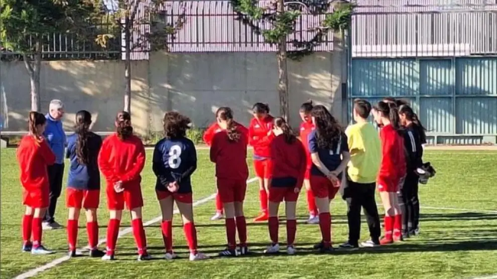 Un equipo de fútbol del Stadium Venecia guarda un minuto de silencio en memoria de Sami Ruiz.
