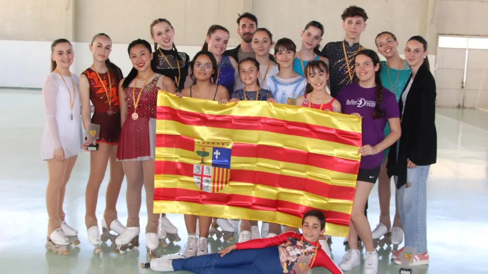 Los patinadores del Club Roller Dream Huesca, posando con la bandera de Aragón.