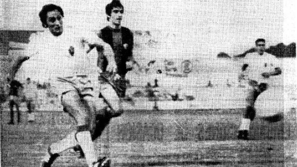 Pepe González marca el primer gol del Real Zaragoza, ante la mirada de Chirri, en el amistoso en Huesca del verano de 1977.