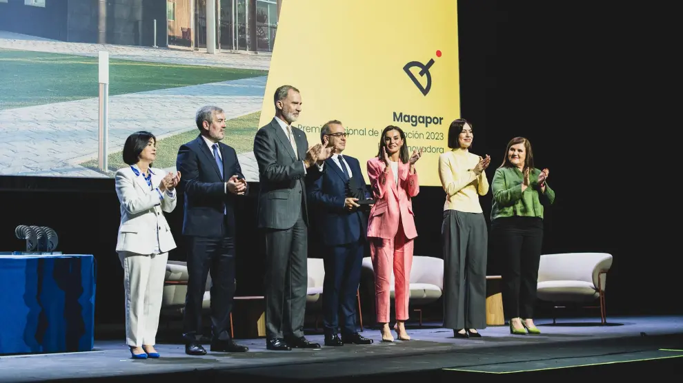 Jesús Mena sostiene el Premio Nacional de Innovación junto a los reyes de España