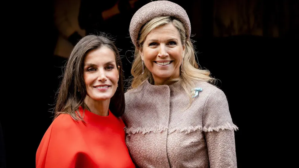 Amsterdam (Netherlands), 18/04/2024.- Dutch Queen Maxima (R) and Spanish Queen Letizia (L) pose for a photo outside the Royal Theater Tuschinski, where they attended the celebration of the tenth anniversary of the Amsterdam Spanish Film Festival, in Amsterdam, Netherlands, 18 April 2024. The Spanish royal couple is on a two-days state visit to the Netherlands. (Cine, Países Bajos; Holanda, España) EFE/EPA/Remko de Waal