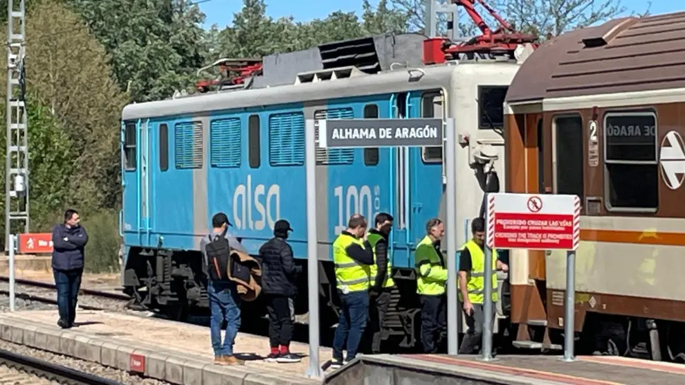 Los dos trenes históricos de Zaragoza y Madrid aparcados el pasado sábado en la estación de Alhama de Aragón.