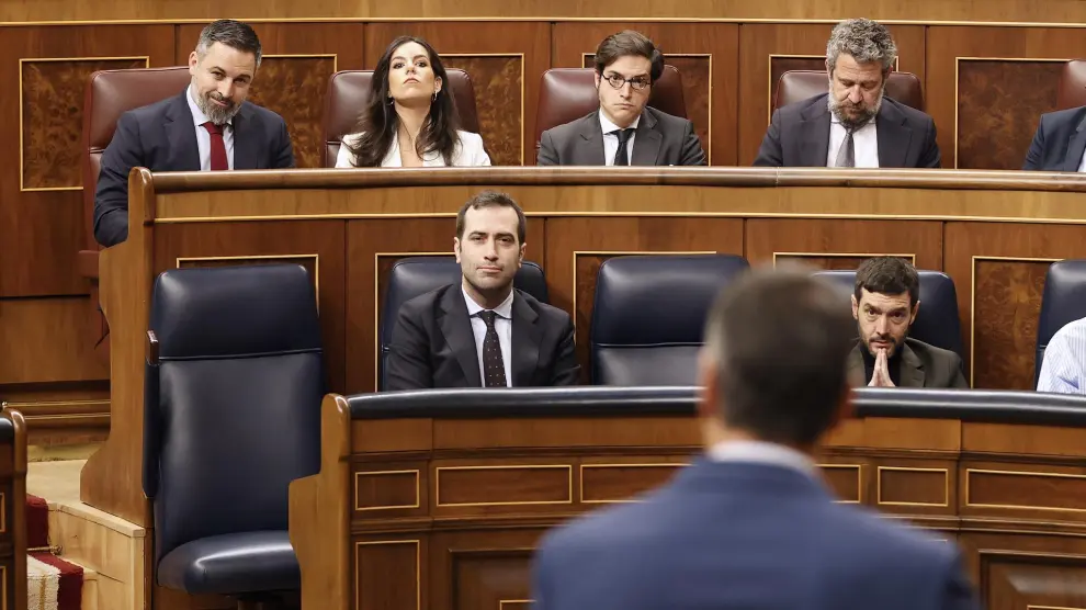 MADRID, 24/04/2024.- El presidente del Gobierno, Pedro Sánchez (de espaldas) se dirige al líder de Vox, Santiago Abascal (i), durante la sesión de control al Gobierno celebrada este miércoles en el Congreso. EFE/J.P. Gandul