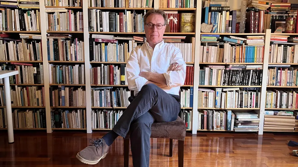 El escritor aragonés Javier Sebastián en su casa de Barcelona, este martes.
