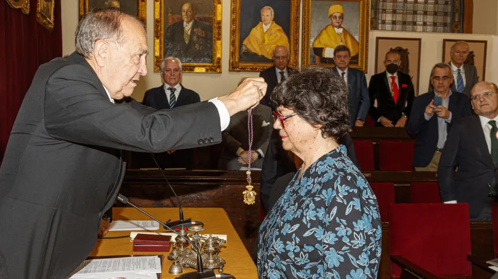 El presidente de la Real Academia de Medicina, Luis Miguel Tobajas, impone a Brigitte Gicguel la insignia de Académica de Honor de la institución
