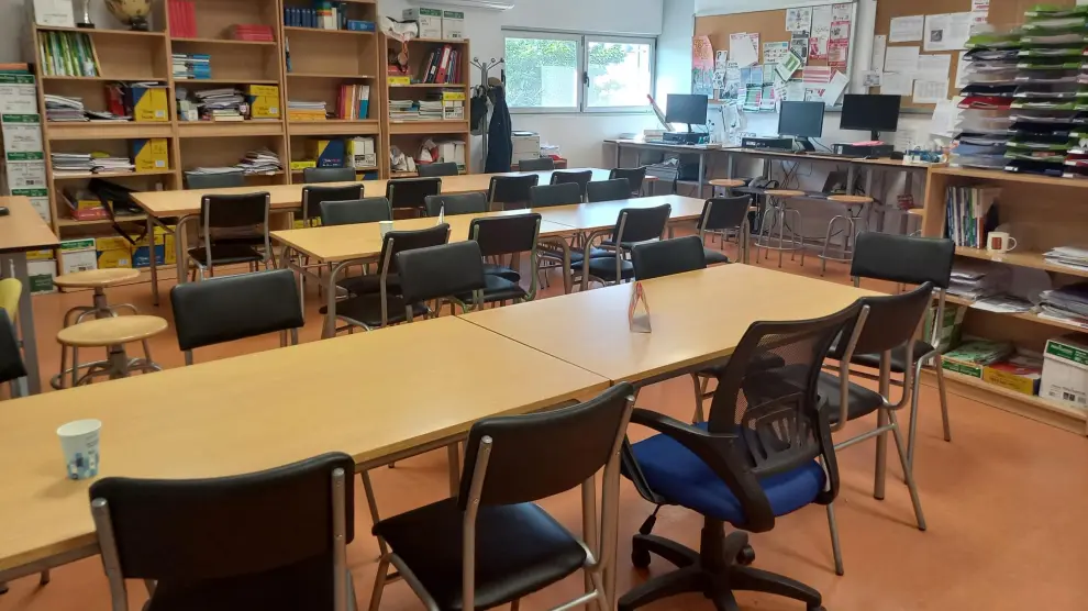 Esta sala de profesores se queda pequeña para los 41 docentes que la comparten y los distintos departamentos
