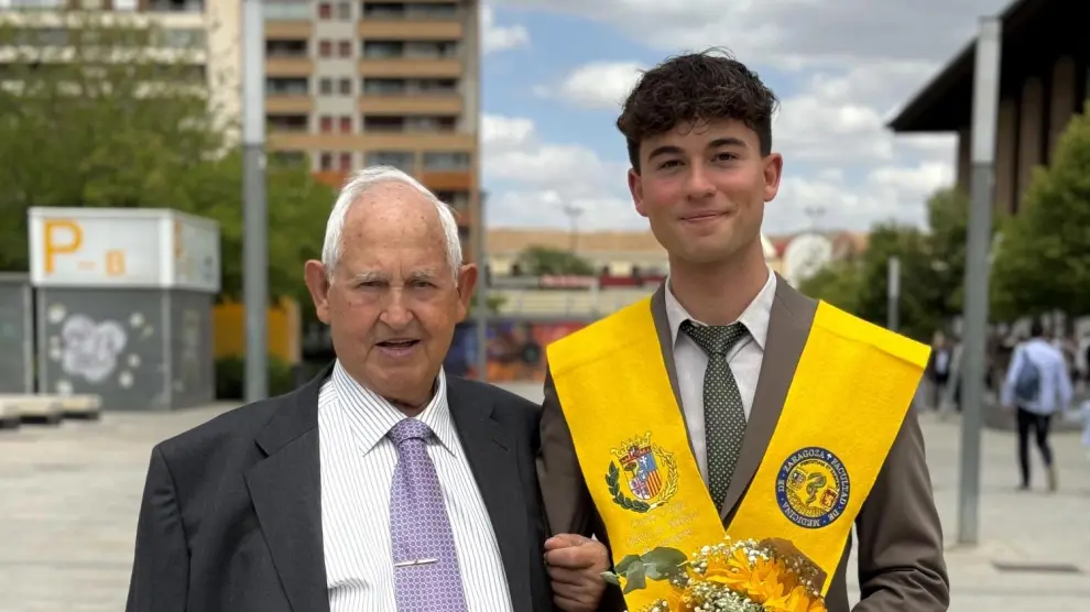 Daniel Gimeno posa junto a su abuelo, Antonio Lázaro, el día de su graduación en Medicina, junto al Paraninfo de la Universidad de Zaragoza