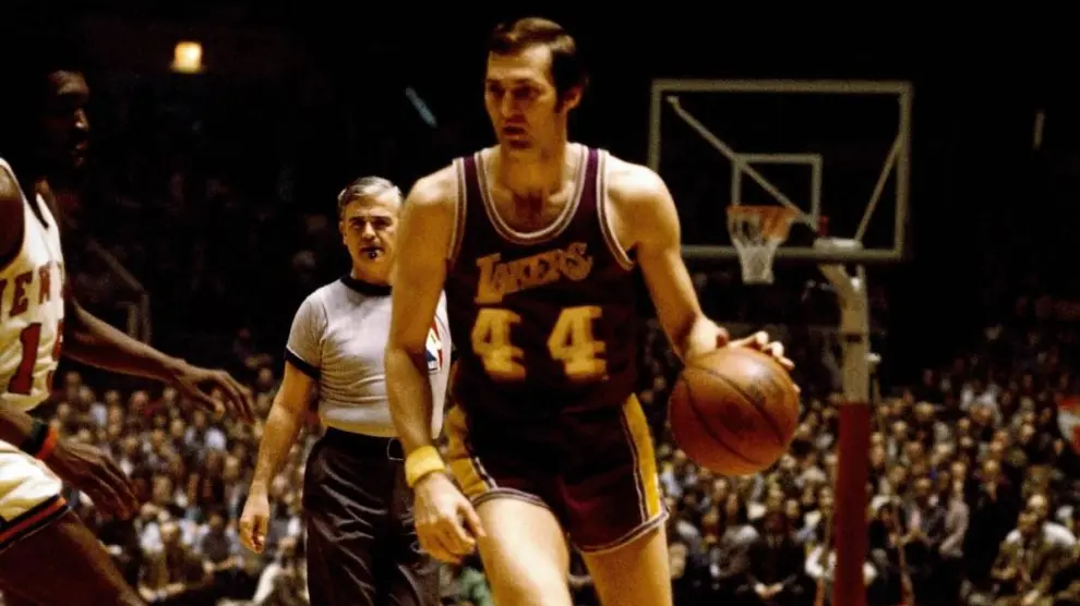 Jerry West vistiendo la camiseta de los Lakers en los años 70.