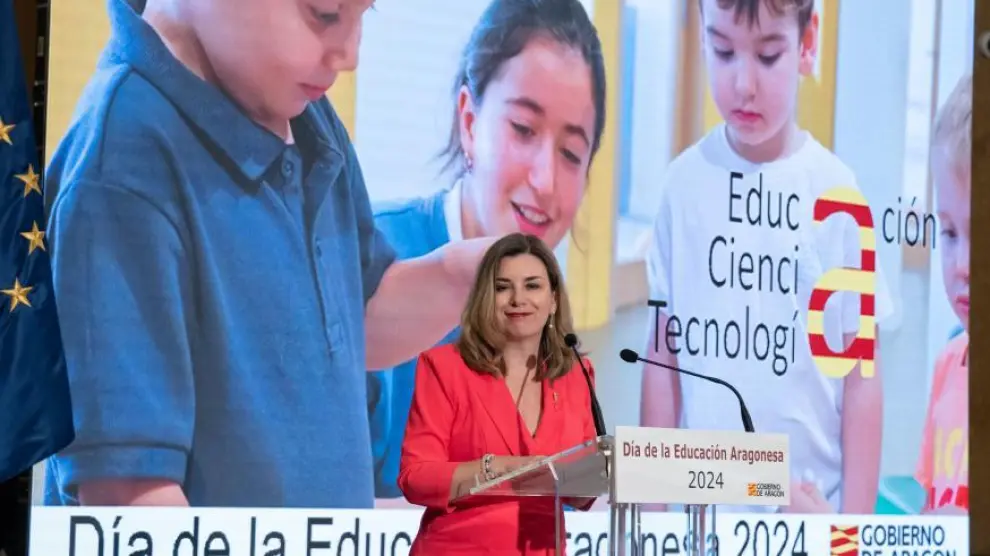 Claudia Pérez Forniés durante su intervención en la gala del Día de la Educación
