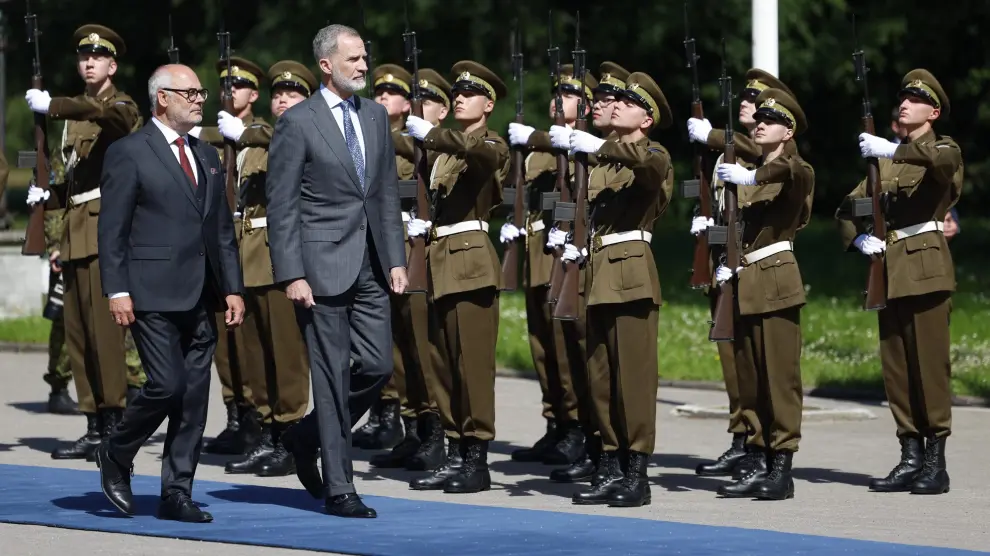 El rey Felipe VI y el presidente de la República de Estonia, Alar Karis, pasan revista a las tropas a su llegada a Tallín, este domingo.