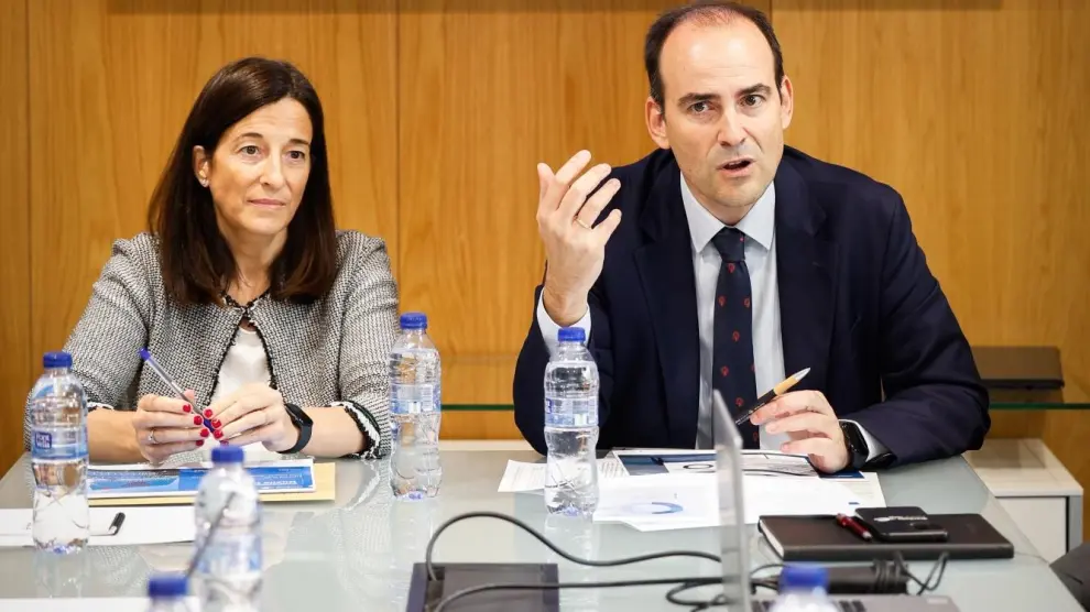 La jefa de Fiscalidad Corporativa de Ibercaja, Elena Vicente, y el director de Asesoría Fiscal de Ibercaja, Juan Linares, en la rueda de prensa ofrecida este jueves en Madrid.