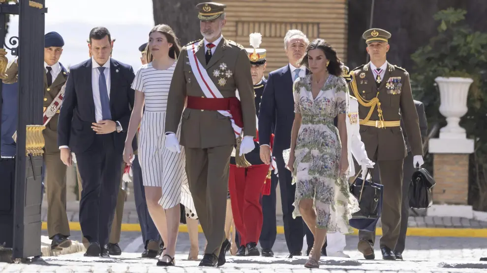 El Rey Felipe VI, la Reina Letizia, y la Infanta Sofía durante la entrega de los Reales Despachos de empleo y nombramientos a los nuevos oficiales del Ejército de Tierra y de la Guardia Civil, en la Academia General Militar en Zaragoza