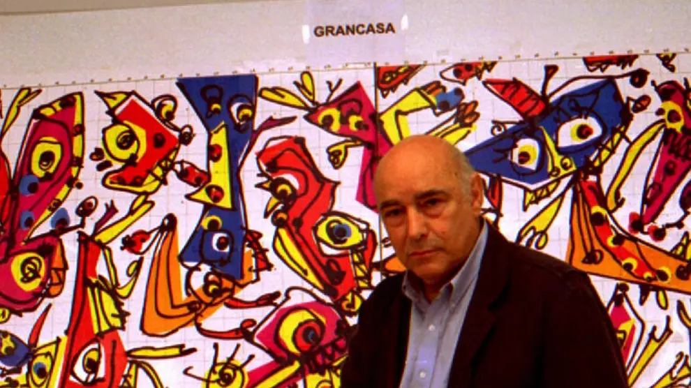 Antonio Saura, ante el boceto del mural que realizó para Grancasa