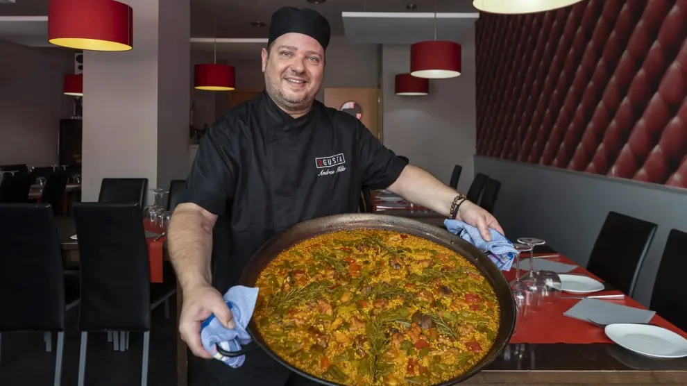 Andreu Millo, con una paella valenciana en sus manos, en el restaurante Dgusta.