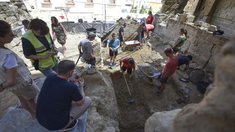 Campo de trabajo para excavación arqueológica en el entorno de la catedral de Huesca.