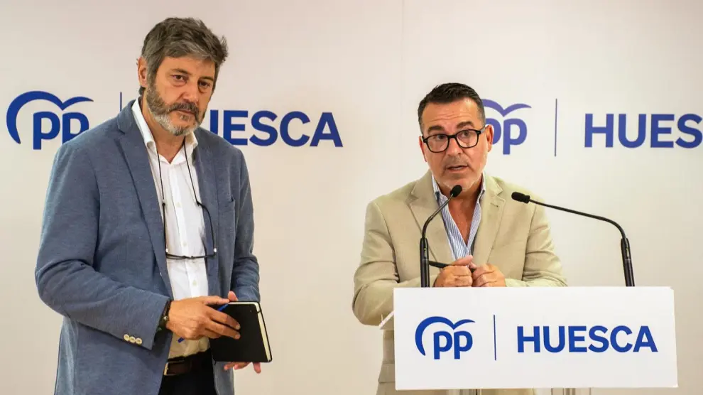 Gerardo Oliván y Javier Folch, en su comparecencia en la sede del PP en Huesca.