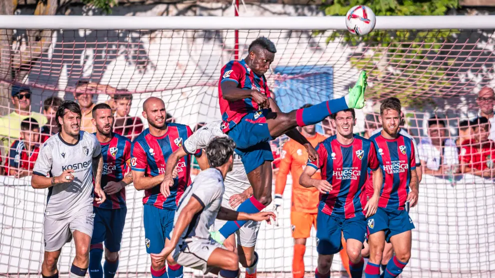 Soko se eleva para despejar un balón en el Osasuna-Huesca.