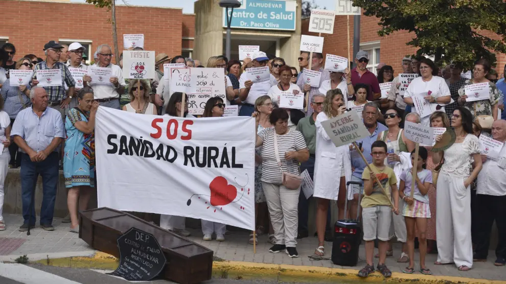 Concentración de protesta por los recortes frente al centro de salud de Almudévar.