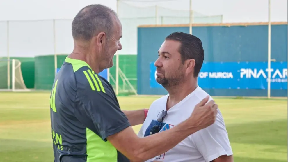 Juan Carlos Cordero charla con Víctor Fernández al finalizar el entrenamiento de la tarde de este lunes, en el Pinatar Arena.