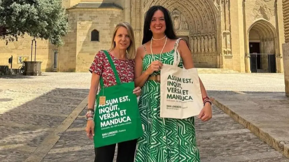 La concejala de Fiestas, Nuria Mur, y la alcaldesa de Huesca, Lorena Orduna, con la bolsa solidaria de San Lorenzo.
