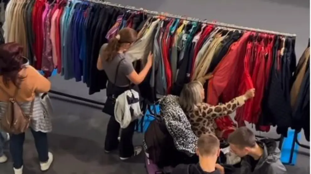 Abre un macromercadillo de ropa de marca al kilo en Zaragoza horarios y como comprar