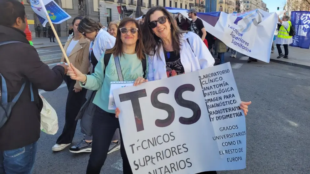 Los participantes en la protesta llevaban pancartas reclamando la homologación de los estudios y explicando su cometido en los centros sanitarios