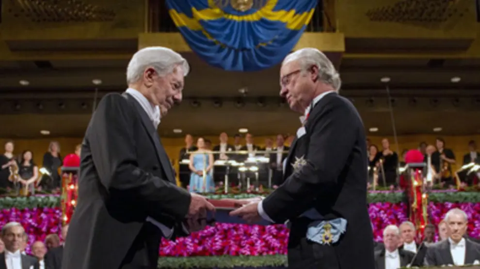 FILE - Peruvian Nobel literature laureate Mario Vargas Llosa, left, receives the Nobel Prize in Literature from Swedish King Carl XVI Gustaf, right, at the Concert Hall in Stockholm, Dec. 10, 2010. (Henrik Montgomery/TT News Agency via AP, File)