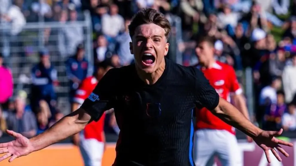 juan-hernandez-celebra-un-gol-con-el-bar