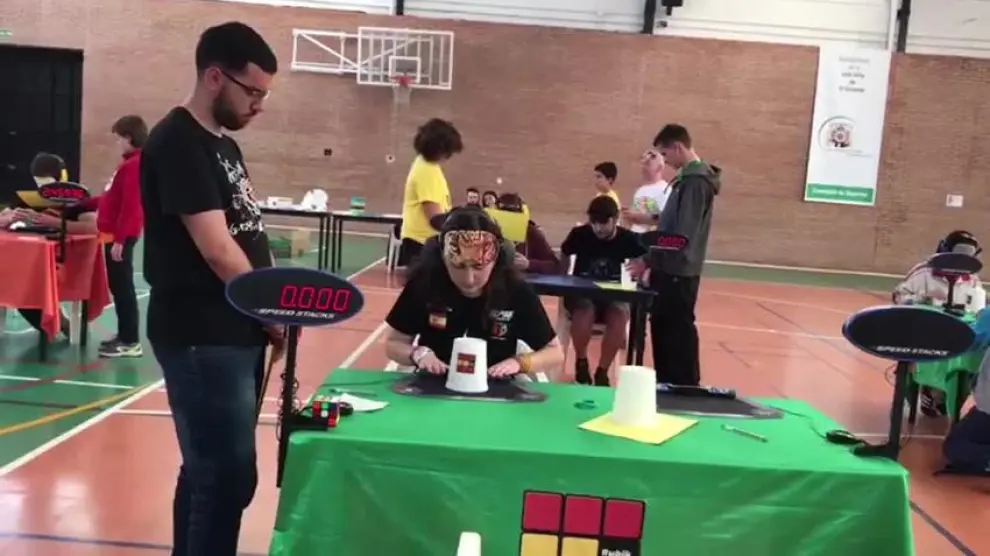 Resuelve el cubo de Rubik en 20 segundos... y con los ojos cerrados